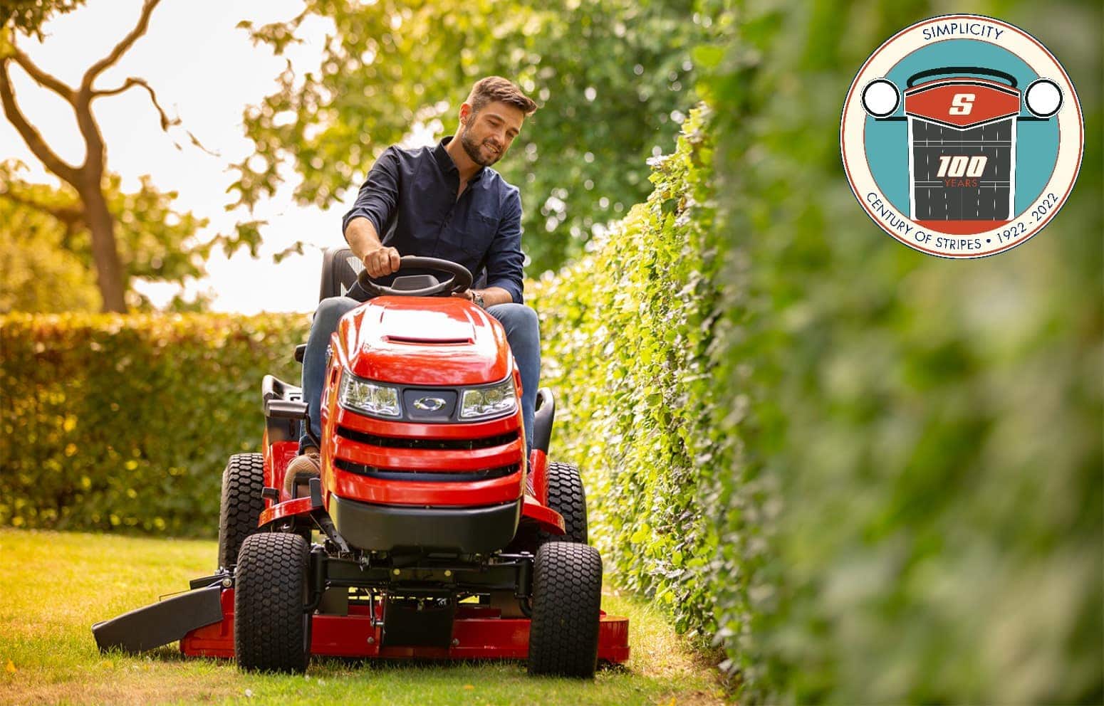 Man rijdt gras af met zitmaaier van Simplicity